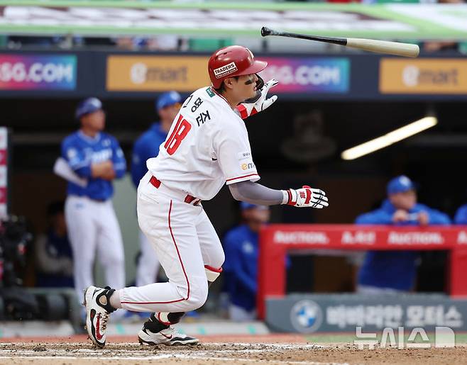 [인천=뉴시스] 조성우 기자 = 9일 인천 미추홀구 SSG랜더스필드에서 열린 2025 KBO 포스트시즌 준플레이오프 1차전 삼성 라이온즈와 SSG 랜더스의 경기, SSG 7회말 공격 1사 주자 1루서 고명준이 2점 홈런을 때리고 있다. 2025.10.09. xconfind@newsis.com
