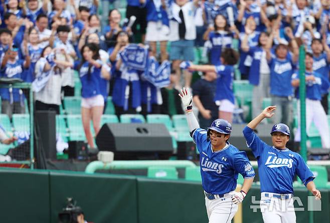 [인천=뉴시스] 조성우 기자 = 9일 인천 미추홀구 SSG랜더스필드에서 열린 2025 KBO 포스트시즌 준플레이오프 1차전 삼성 라이온즈와 SSG 랜더스의 경기, 삼성 3회초 공격 무사 주자 1루서 김영웅이 2점 홈런을 때린 뒤 그라운드를 돌고 있다. 2025.10.09. xconfind@newsis.com