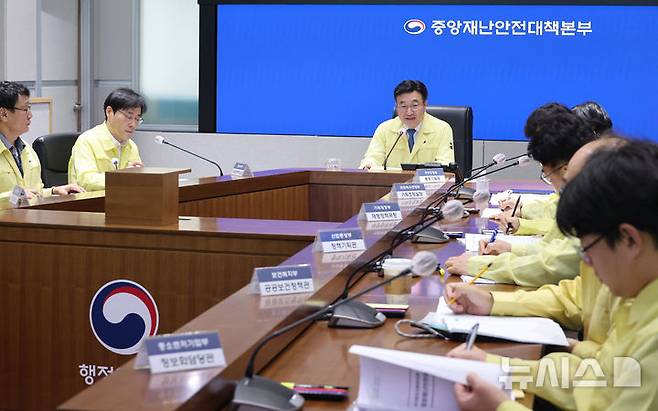 [서울=뉴시스] 김명원 기자 = 윤호중 중앙재난안전대책본부장(행정안전부 장관)이 9일 오전 서울 종로구 정부서울청사 서울상황센터에서 열린 국가정보자원관리원(국정자원) 행정정보시스템 화재 관련 중앙재난안전대책본부(중대본) 10차 회의에 참석해 발언하고 있다. 2025.10.09. kmx1105@newsis.com