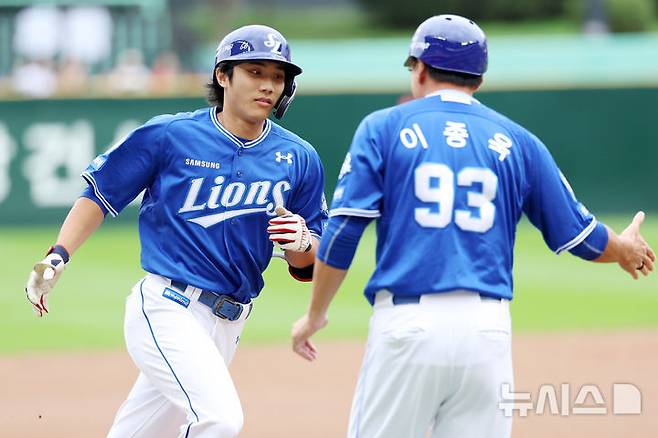 [인천=뉴시스] 조성우 기자 = 9일 인천 미추홀구 SSG랜더스필드에서 열린 2025 KBO 포스트시즌 준플레이오프 1차전 삼성 라이온즈와 SSG 랜더스의 경기, 삼성 1회초 공격 선두타자 이재현이 솔로 홈런을 때린 뒤 이종욱 코치와 하이파이브하고 있다. 2025.10.09. xconfind@newsis.com