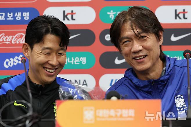 [서울=뉴시스] 권창회 기자 = 브라질과 친선평가전을 앞둔 홍명보 대한민국 축구 국가대표팀 감독과 손흥민이 9일 오후 서울 마포구 상암월드컵경기장에서 열린 공식 기자회견에서 미소를 짓고 있다. 2025.10.09. kch0523@newsis.com