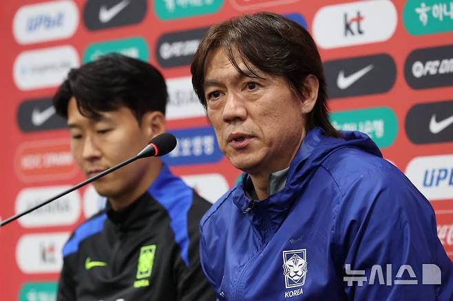 [서울=뉴시스] 권창회 기자 = 브라질과 친선평가전을 앞둔 홍명보 대한민국 축구 국가대표팀 감독이 9일 오후 서울 마포구 상암월드컵경기장에서 열린 공식 기자회견에서 취재진 질문에 답하고 있다. 2025.10.09. kch0523@newsis.com
