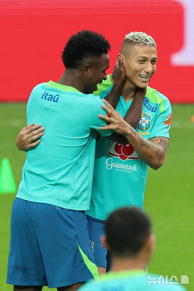 [서울=뉴시스] 권창회 기자 = 한국과 친성경기를 앞둔 브라질 축구국가대표팀 선수들이 9일 오후 서울 마포구 상암월드컵경기장에서 훈련을 하고 있다. 2025.10.09. kch0523@newsis.com