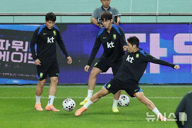 [서울=뉴시스] 권창회 기자 = 브라질과 친선평가전을 앞둔 대한민국 축구 국가대표팀 선수들이 9일 오후 서울 마포구 상암월드컵경기장에서 훈련을 하고 있다. 2025.10.09. kch0523@newsis.com