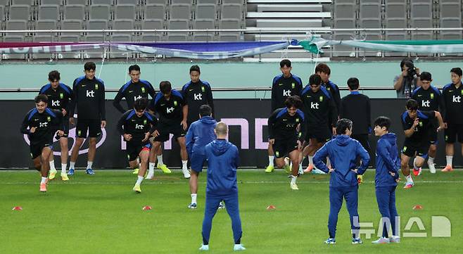 [서울=뉴시스] 권창회 기자 = 브라질과 친선평가전을 앞둔 대한민국 축구 국가대표팀 선수들이 9일 오후 서울 마포구 상암월드컵경기장에서 훈련을 하고 있다. 2025.10.09. kch0523@newsis.com