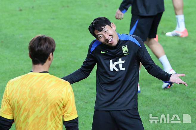 [서울=뉴시스] 권창회 기자 = 브라질과 친선평가전을 앞둔 대한민국 축구 국가대표팀 손흥민이 9일 오후 서울 마포구 상암월드컵경기장에서 훈련 중 장난을 치고 있다. 2025.10.09. kch0523@newsis.com