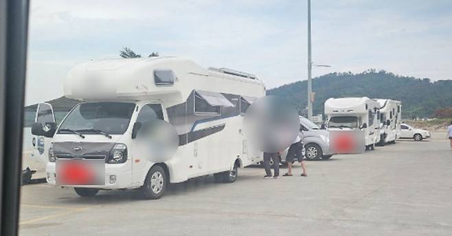 지난 9월 포항 도구해수욕장 캠핑카 주차 논란 [보배드림 캡처]