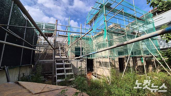 지난달 29일 대구 북구 대현동 이슬람사원 공사 현장 내부에 2년 간 웃자란 풀들이 녹슨 구조물을 덮고 있다. 곽재화 기자