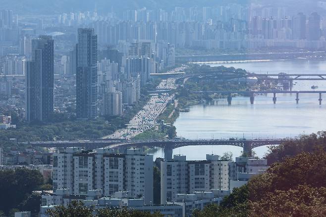 서울 성동구와 마포구를 비롯한 '한강 벨트' 권역 등 수도권 집값이 다시 가파른 오름세를 보이는 가운데 8일 서울 남산에서 바라본 아파트 및 주택단지들. 연합뉴스