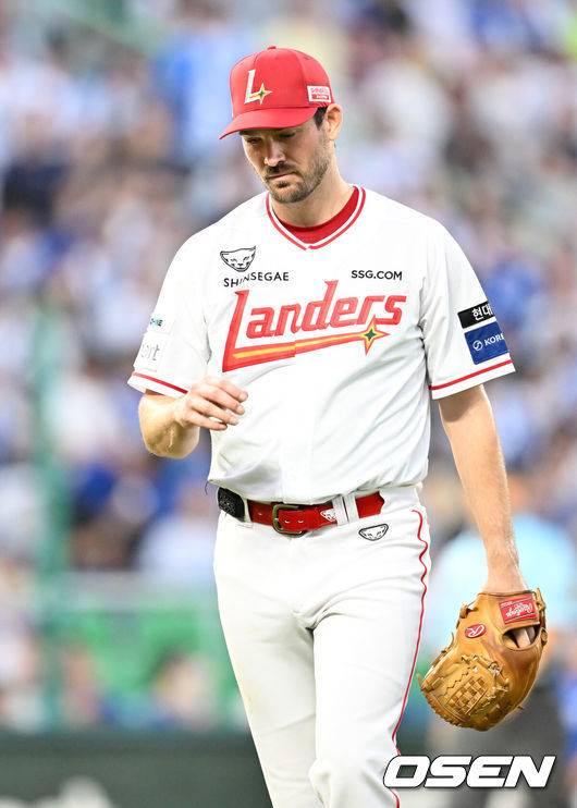 [OSEN=인천, 민경훈 기자] 6일 오후 인천 SSG 랜더스 필드에서 ‘2025 신한 SOL BANK KBO리그’ SSG 랜더스와 삼성 라이온즈의 경기가 열렸다.이날 SSG은 앤더슨을, 삼성은 이승현을 선발투수로 내세웠다.4회초를 마친 SSG 선발 앤더슨이 아쉬운 표정으로 덕아웃으로 향하고 있다. 2025.08.06 / rumi@osen.co.kr