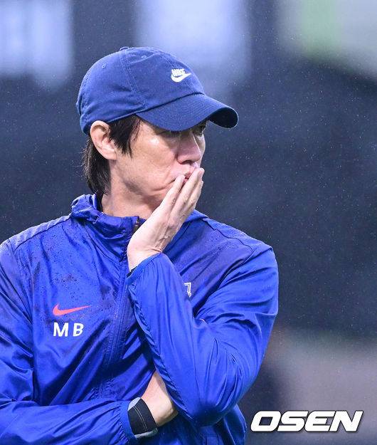 [OSEN=고양, 최규한 기자] 홍명보 감독이 이끄는 대한민국 축구 국가대표팀이 7일 오후 경기도 고양종합운동장 보조경기장에서 오는 10일 브라질과의 평가전을 앞두고 오픈트레이닝을 진행했다.한국 축구대표팀과 브라질은 오는 10일 서울월드컵경기장에서 친선경기를 갖는다.홍명보 감독이 선수들의 훈련을 주시하고 있다. 2025.10.07 / dreamer@osen.co.kr