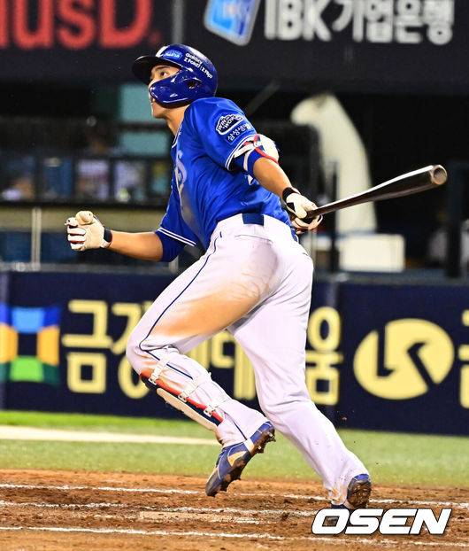 [OSEN=잠실, 지형준 기자] 20일 서울 잠실구장에서 ‘2025 신한 SOL Bank KBO리그’ LG 트윈스와 삼성 라이온즈의 경기가 열렸다.LG는 외국인 투수 톨허스트를, 삼성은 원태인을 선발투수로 내세웠다.7화초 2시 만루에서 삼성 이재현이 2타점 적시 2루타를 날리고 있다. 2025.09.20 /jpnews@osen.co.kr