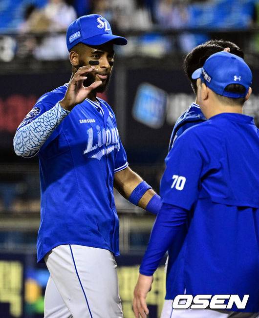 [OSEN=잠실, 조은정 기자]27일 오후 서울 잠실구장에서 ‘2025 신한 SOL Bank KBO리그’ 두산 베어스와 삼성 라이온즈의 경기가 열렸다.이날 삼성은 두산을 상대로 14-1 승리를 거두며 5연승을 달렸다.삼성 디아즈가 박진만 감독과 승리를 기뻐하고 있다. 2025.08.27 /cej@osen.co.kr