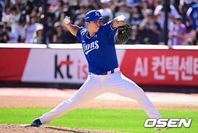 [OSEN=수원, 조은정 기자]21일 수원 KT위즈파크에서 ‘2025 신한 SOL Bank KBO리그’ KT 위즈와 삼성 라이온즈의 경기가 열렸다.KT는 외국인 투수 헤이수스를, 삼성은 양창섭을 선발투수로 내세웠다.3회말 1사 만루 삼성 최원태가 역투하고 있다. 2025.09.21 /cej@osen.co.kr