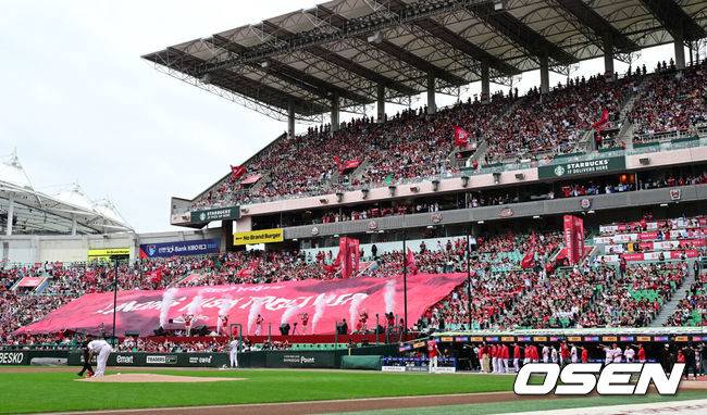 [OSEN=인천, 지형준 기자] 9일 인천 SSG랜더스필드에서 2025 신한 SOL뱅크 KBO리그 준플레이오프(5전 3선승제) 1차전 SSG 랜더스와 삼성 라이온즈의 경기가 열렸다.SSG은 화이트, 삼성은 최원태를 선발 투수로 내세웠다.경기에 앞서 SSG 팬들이 열띤 응원을 하고 있다. 2025.10.09 /jpnews@osen.co.kr