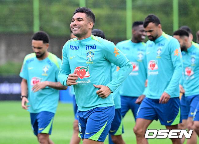 [OSEN=고양, 최규한 기자] 홍명보호와 평가전을 앞둔 브라질 축구 대표팀이 7일 오후 경기도 고양종합운동장 보조경기장에서 공식 훈련을 펼쳤다.한국 축구대표팀과 브라질은 오는 10일 서울월드컵경기장에서 친선경기를 갖는다.브라질 카세미루를 비롯한 선수들이 훈련에 나서고 있다. 2025.10.07 / dreamer@osen.co.kr