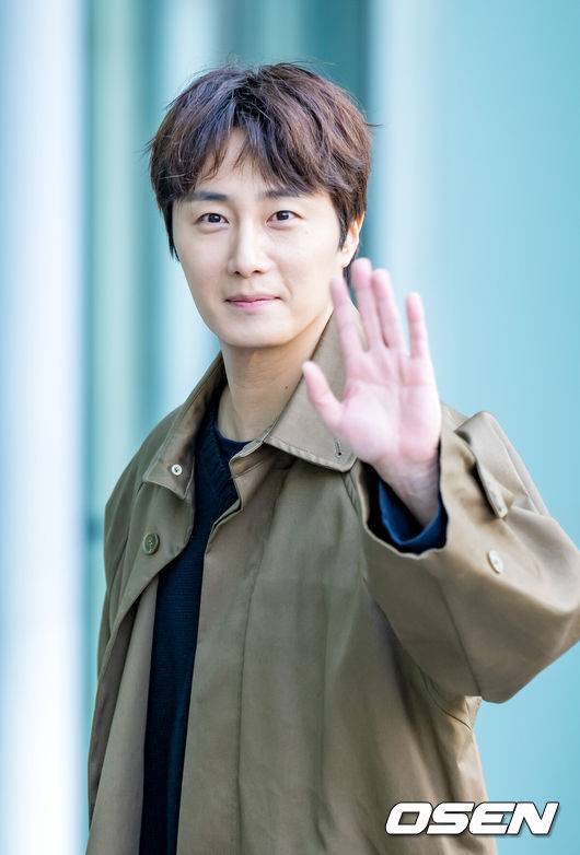 [OSEN=민경훈 기자] 27일 오전 서울 양천구 SBS 목동 사옥에서 SBS 라디오 파워FM '박하선의 씨네타운' 라디오가 진행됐다.배우 정일우가 입장하며 취재진을 향해 포즈를 취하고 있다. 2022.10.27 / rumi@osen.co.kr