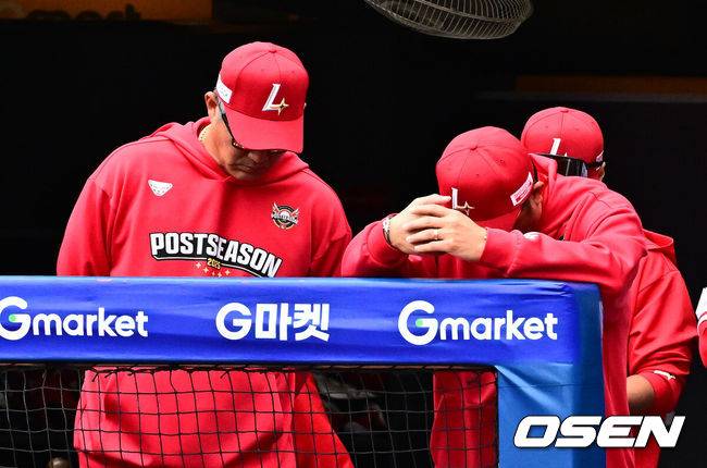 [OSEN=인천, 지형준 기자] 9일 인천 SSG랜더스필드에서 2025 신한 SOL뱅크 KBO리그 준플레이오프(5전 3선승제) 1차전 SSG 랜더스와 삼성 라이온즈의 경기가 열렸다.SSG은 화이트, 삼성은 최원태를 선발 투수로 내세웠다.1회초 SSG 이숭용 감독이 아쉬워하고 있다. 2025.10.09 /jpnews@osen.co.kr