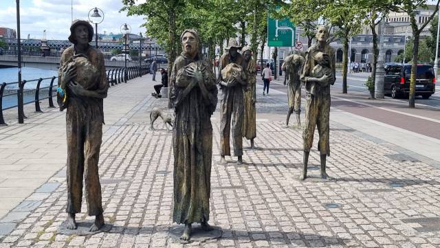 ▲ 1840년대 대기근을 추모하는 조각이 아일랜드 수도 더블린 거리에 설치되어 있다. ⓒ손호철