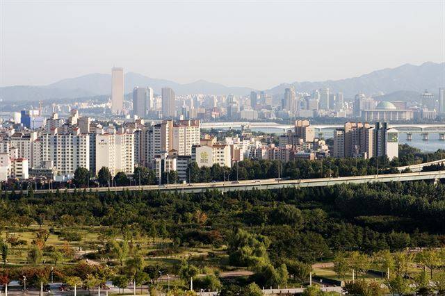 대출 규제가 자산가 중심의 거래 구조를 강화했다. 추가 규제 가능성이 향후 시장 흐름을 좌우할 것으로 보인다. 게티이미지