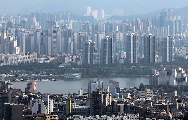 서울 한강변 아파트 단지 전경. 최근 한강벨트를 중심으로 집값 상승세가 두드러지며 정부가 추가 규제지역 지정을 검토 중이다. 뉴스1