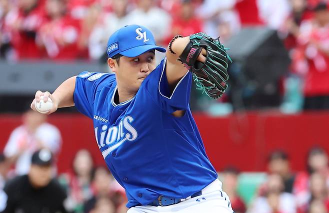 9일 인천 SSG랜더스필드에서 열린 2025 프로야구 KBO리그 포스트시즌 준플레이오프 1차전 삼성 라이온즈와 SSG 랜더스의 경기. 6회 말 삼성 선발 투수 최원태가 역투하고 있다. 연합뉴스