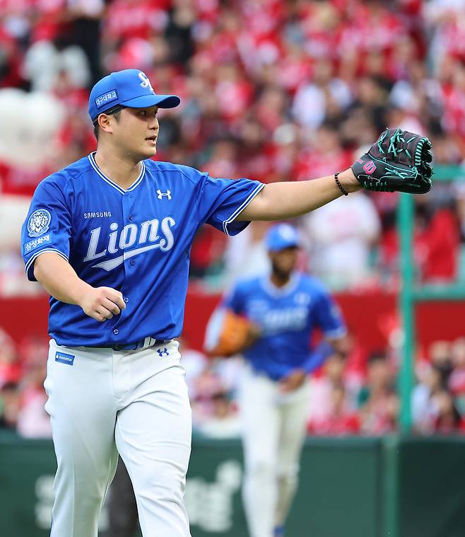 9일 인천 SSG랜더스필드에서 열린 2025 프로야구 KBO리그 포스트시즌 준플레이오프 1차전 삼성 라이온즈와 SSG 랜더스의 경기. 6회 말 실점 없이 막아낸 삼성 선발투수 최원태가 더그아웃으로 향하며 기뻐하고 있다. 연합뉴스