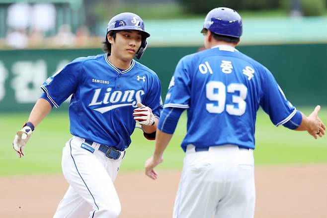 9일 인천 미추홀구 SSG랜더스필드에서 열린 2025 KBO 포스트시즌 준플레이오프 1차전 삼성 라이온즈와 SSG 랜더스의 경기, 삼성 1회초 공격 선두타자 이재현이 솔로 홈런을 때린 뒤 이종욱 코치와 하이파이브하고 있다. 뉴시스