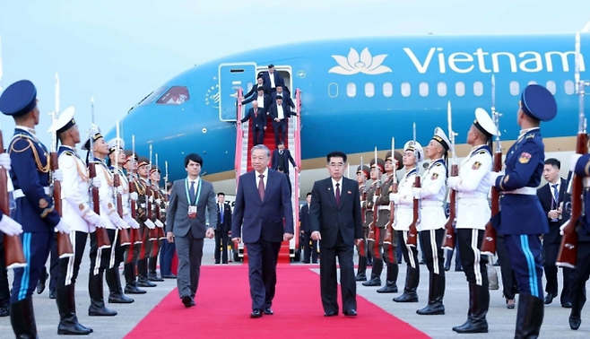 베트남 최고 권력자인 또럼 서기장이 9일 평양 국제공항에 도착하고 있다. 연합뉴스