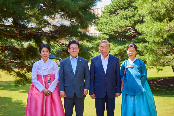 이재명 대통령과 부인 김혜경 여사가 지난 8월 12일 청와대 상춘재에서 국빈 방한한 또 럼 베트남 당서기장(오른쪽 두번째), 응오 프엉 리 여사와 기념촬영을 하고 있다. 서울신문DB