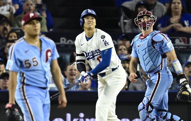 로스앤젤레스 다저스 오타니 쇼헤이가 9일(한국시간) 미국 캘리포니아주 LA 다저스타디움에서 열린 2025 미국 메이저리그(MLB) 내셔널리그 디비전시리즈 3차전 필라델피아 필리스와의 홈 경기에서 타격하고 있다. UPI 연합뉴스