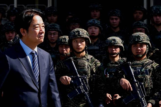 대만 타이베이의 송산 공군기지를 방문한 라이칭더 총통(왼쪽). 2025년 3월 21일 촬영. 로이터 연합뉴스