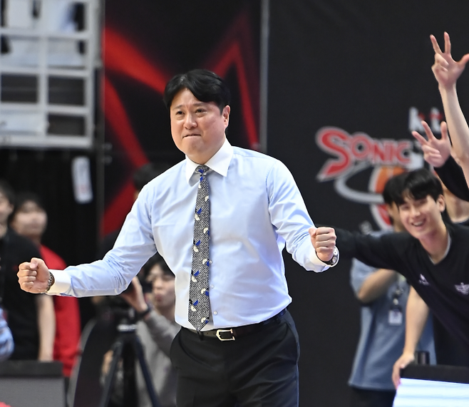 문경은 수원 kt 감독이 9일 수원 케이티아레나에서 열린 2025~26 프로농구 정규시즌 서울 삼성과의 홈 경기에서 기뻐하고 있다. KBL 제공