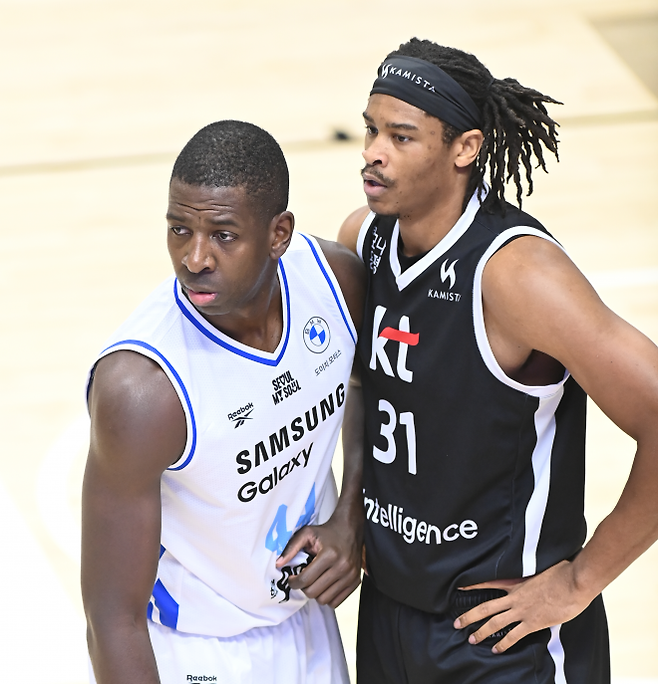 수원 kt 아이재아 힉스가 9일 수원 케이티아레나에서 열린 2025~26 프로농구 정규시즌 서울 삼성과의 홈 경기에서 앤드류 니콜슨과 경합하고 있다. KBL 제공