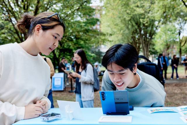 삼성전자가 한글날을 맞아 뉴욕한국문화원, 세계적인 설치미술가 강익중 작가와 함께 지난달 26일(현지시간)부터 한글의 아름다움을 알리기 위해 미국 예일, 코넬, 프린스턴 등 6개 대학을 순회하며 진행한 ‘한글 트럭’ 프로젝트를 찾은 대학생들이 갤럭시Z 폴드7으로 인터렉티브 체험을 하고 있다. 사진제공=삼성전자