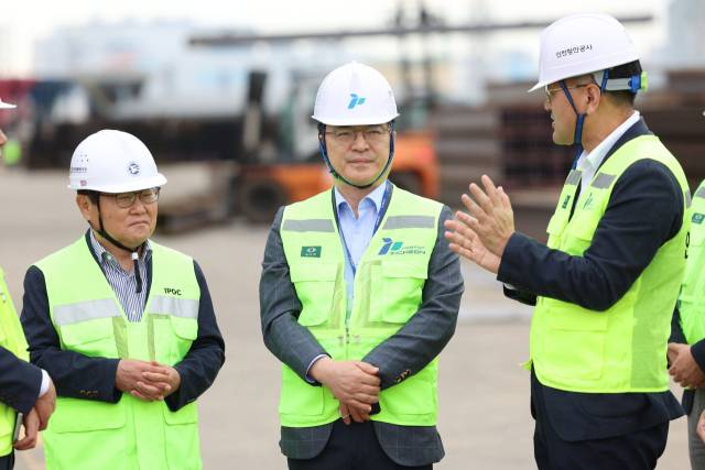 문신학 산업통상부 차관이 9일 인천 연수구 인천신항내 선광신컨테이너터미널에 방문해 컨테이너 하역현장을 점검하고 있다. 사진 제공=산업부