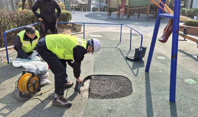 관악구 구민들이 놀이터 시설의 안전을 점검하고 있다. 사진제공=관악구