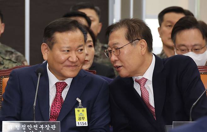 2025년 1월22일 서울 여의도 국회에서 열린 '윤석열 정부의 비상계엄 선포를 통한 내란 혐의 진상규명 국정조사 특별위원회' 1차 청문회에서 이상민 당시 행정안전부 장관(왼쪽)과 박성재 법무부 장관이 대화하고 있다. ⓒ 연합뉴스