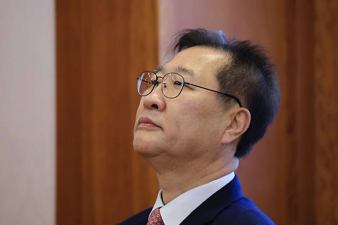 박성재&nbsp;법무부 장관이 2025년 2월24일 서울 종로구 헌법재판소 소심판정에서 열린 탄핵 심판 첫 변론준비기일에 참석해 생각에 잠겨있는 모습 ⓒ연합뉴스