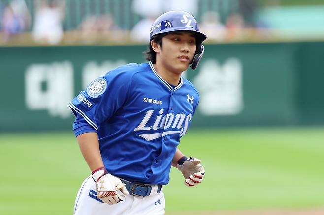 삼성 라이온즈 이재현이 역대 PS 최초로 1회초 선두타자 초구 홈런을 기록했다. 홈런을 쳐낸 뒤 그라운드를 돌고 있는 이재현. 인천｜뉴시스