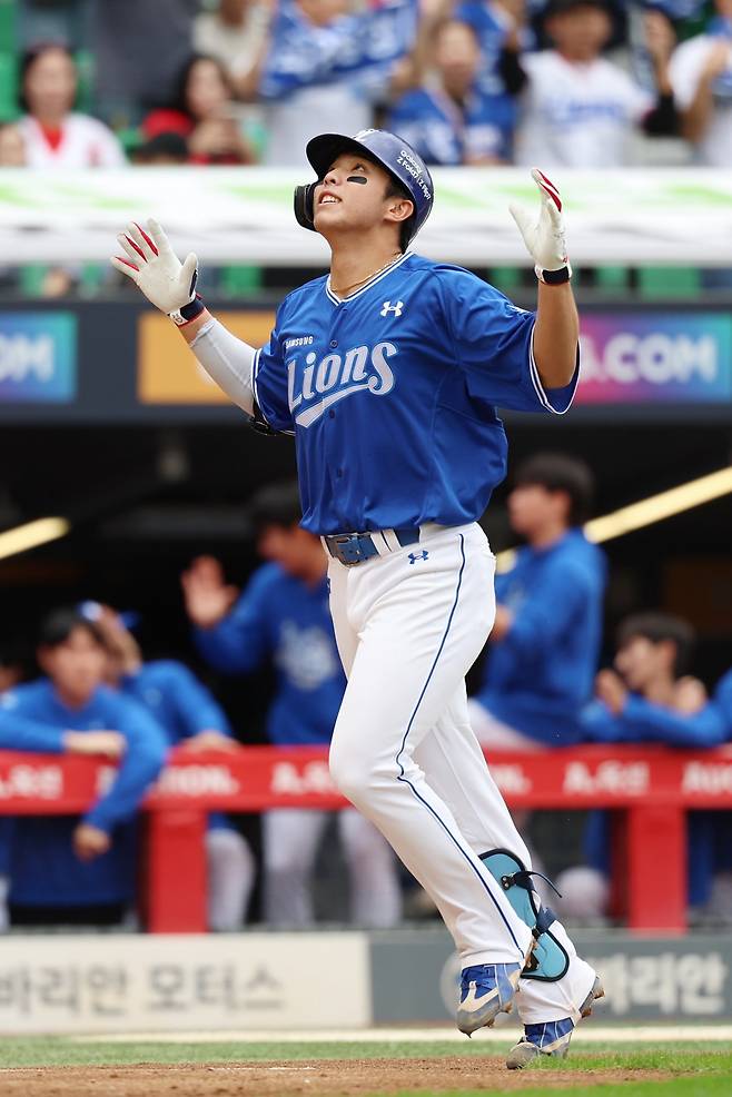 삼성 라이온즈의 ‘2003년생 듀오’ 이재현, 김영웅이 9일 인천 SSG와 준PO 1차전에서&nbsp;결정적 홈런을 쳐내며 팀의 5-2&nbsp;승리를 이끌었다. 3회초 2점홈런을 쳐낸 뒤 그라운드를 돌며 환호하는 김영웅. 인천｜뉴시스