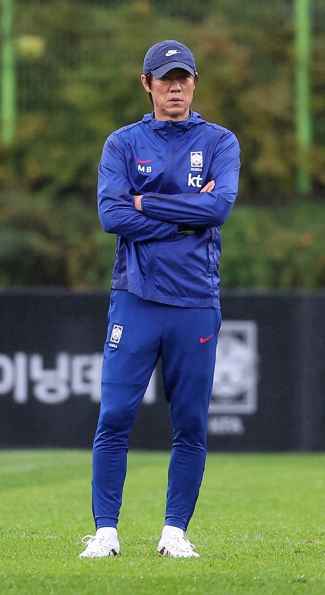 브라질, 파라과이와 10월 A매치 2경기를 앞둔 홍명보 축구대표팀 감독이 7일 고양종합운동장 보조경기장에서 선수들의 훈련을 지켜보고 있다. 고양｜뉴시스