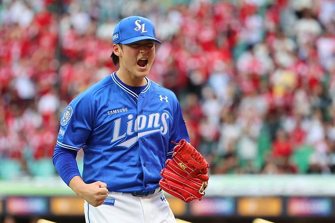 삼성 이호성이 9일 인천에서 열린 SSG와 준플레이오프 1차전 8회말 2사 만루 위기를 막아낸 뒤 포효하고 있다. 연합뉴스