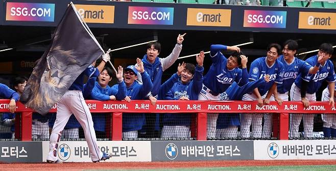 ▲ 정규시즌 4위 삼성은 9일 인천SSG랜더스필드에서 열린 SSG와 2025 KBO 준플레이오프 1치전에서 승리를 거두고 업셋을 향한 발걸음을 시작했다. KBO리그 포스트시즌 역사상 첫 1회초 초구 홈런을 터뜨린 삼성 이재현 ⓒ연합뉴스