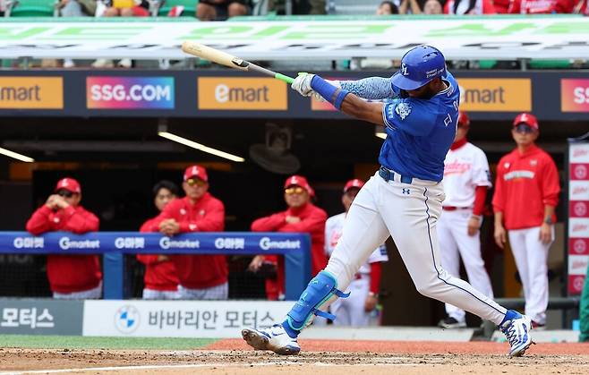 ▲ 정규시즌 4위 삼성은 9일 인천SSG랜더스필드에서 열린 SSG와 2025 KBO 준플레이오프 1치전에서 승리를 거두고 업셋을 향한 발걸음을 시작했다. 최근 부진을 딛고 3안타를 터뜨리며 활약한 삼성 르윈 디아즈 ⓒ연합뉴스