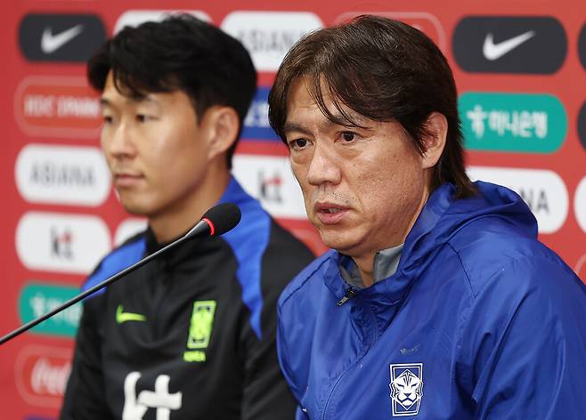 ▲ 대한민국 축구 국가대표팀 손흥민(왼쪽)과 홍명보 감독이 9일 서울월드컵경기장에서 열린 공식 기자회견에 참석해 있다. ⓒ연합뉴스