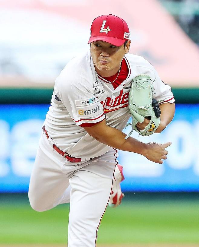 ▲ 정규시즌 많은 이닝 소화에도 불구하고 건재한 어깨를 과시하고 있는 노경은 ⓒSSG랜더스