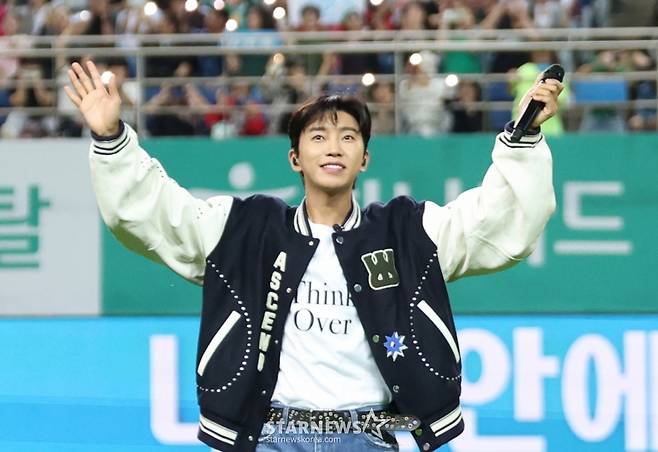 (대전=뉴스1) 권현진 기자 = 가수 임영웅이 20일 오후 대전월드컵경기장에서 열린 '하나은행 K리그1 2025' 대전하나시티즌과 대구FC 경기에서 하프타임 공연을 마친 뒤 인사를 하고 있다. 2025.9.20/뉴스1  Copyright (C) 뉴스1. All rights reserved. 무단 전재 및 재배포,  AI학습 이용 금지. /사진=(대전=뉴스1) 권현진 기자