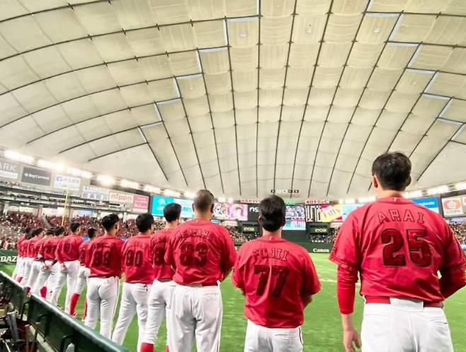 아라이 다카히로 히로시마(오른쪽) 도요 카프 감독과 히로시마 선수들. /사진=히로시마 도요 카프 공식 SNS 갈무리