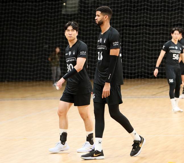 현대캐피탈 신호진(왼쪽)과 레오. /사진=현대캐피탈 스카이워커스 제공